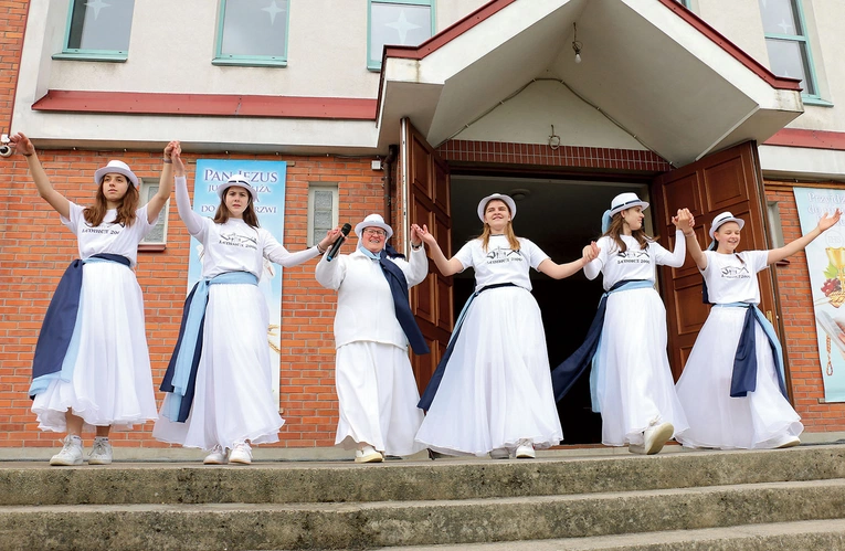 Wydarzenie poprowadzili tancerze Lednicy, na czele z michaliką s. Kariną Pawłowską.