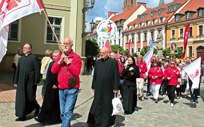 Uczestnicy obchodów przeszli w uroczystym pochodzie z kościoła pw. Krzyża Świętego do auli PWT, śpiewając Litanię do Serca Pana Jezusa.