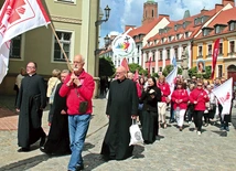 Uczestnicy obchodów przeszli w uroczystym pochodzie z kościoła pw. Krzyża Świętego do auli PWT, śpiewając Litanię do Serca Pana Jezusa.