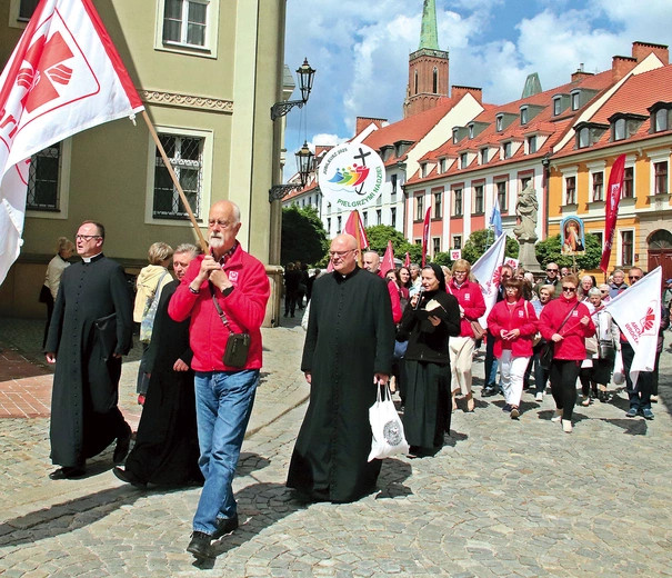 Uczestnicy obchodów przeszli w uroczystym pochodzie z kościoła pw. Krzyża Świętego do auli PWT, śpiewając Litanię do Serca Pana Jezusa.