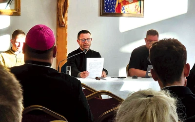 Spotkania odbywające się w Sali Papieskiej przy plebanii katedralnej poprzedzone są nabożeństwem do Miłosierdzia Bożego i Mszą św. z nieszporami w katedrze.