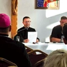 Spotkania odbywające się w Sali Papieskiej przy plebanii katedralnej poprzedzone są nabożeństwem do Miłosierdzia Bożego i Mszą św. z nieszporami w katedrze.