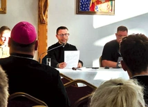 Spotkania odbywające się w Sali Papieskiej przy plebanii katedralnej poprzedzone są nabożeństwem do Miłosierdzia Bożego i Mszą św. z nieszporami w katedrze.