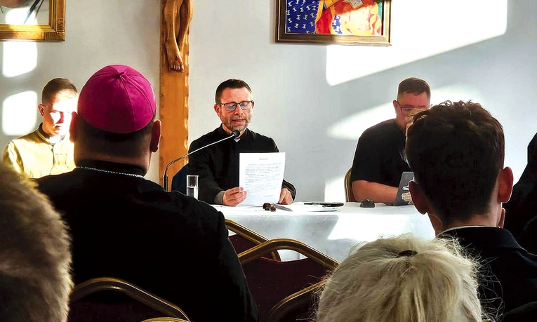 Spotkania odbywające się w Sali Papieskiej przy plebanii katedralnej poprzedzone są nabożeństwem do Miłosierdzia Bożego i Mszą św. z nieszporami w katedrze.