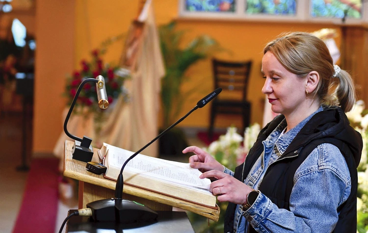 Akcja  „Biblia 24/7”, której organizatorem jest Fraternia Franciszkańska „Effatha”, odbędzie się u zielonogórskich franciszkanów  już po raz piąty. W jej trakcie Pismo Święte czytane jest w dzień i w noc, wyłącznie z przerwami  ma Mszę św. Biorą w niej udział nie tylko parafianie,  ale też zielonogórzanie i mieszkańcy okolicznych miejscowości. Link do transmisji: zgg.gosc.pl. Na zdjęciu: Ostatnie próby przed zaśpiewaniem do zaśpiewania wszystkich psalmów. 