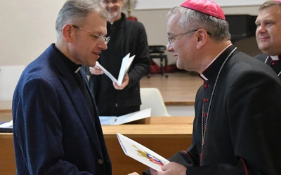 Bp Tadeusz Lityński wręczył dekrety nowym proboszczom, administratorom i wikariuszom