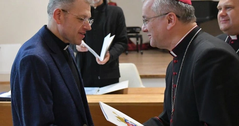 Bp Tadeusz Lityński wręczył dekrety nowym proboszczom, administratorom i wikariuszom