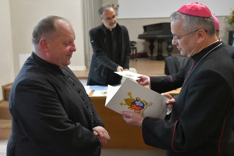 Bp Tadeusz Lityński wręczył dekrety dla nowych proboszczów i administatorów
