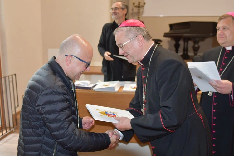 Bp Tadeusz Lityński wręczył dekrety dla nowych proboszczów i administatorów