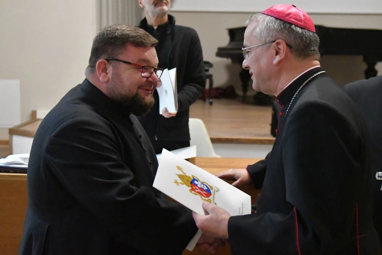 Bp Tadeusz Lityński wręczył dekrety dla nowych proboszczów i administatorów