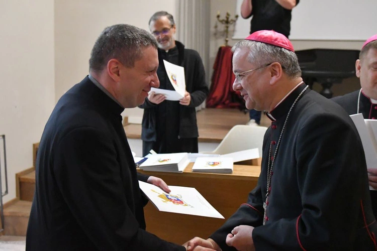 Bp Tadeusz Lityński wręczył dekrety dla nowych proboszczów i administatorów