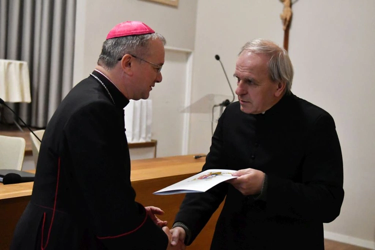 Bp Tadeusz Lityński wręczył dekrety dla nowych proboszczów i administatorów