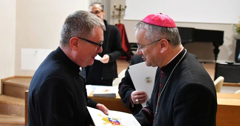 Bp Tadeusz Lityński wręczył dekrety dla nowych proboszczów i administatorów