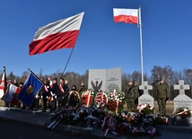Katowice. Uroczystości pogrzebowe trzech żołnierzy podziemia niepodległościowego
