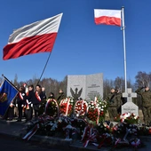 Katowice. Uroczystości pogrzebowe trzech żołnierzy podziemia niepodległościowego