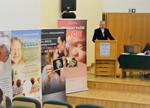 Pamięć, odpowiedzialność, dar - jak rozmawiać o dziecku nienarodzonym? 