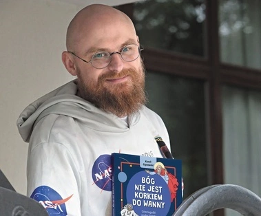 Dlaczego Pan Bóg nie jest korkiem do wanny? Rozmowa z Kamilem Gąszowskim, autorem najnowszej książki z biblioteki „Małego Gościa”