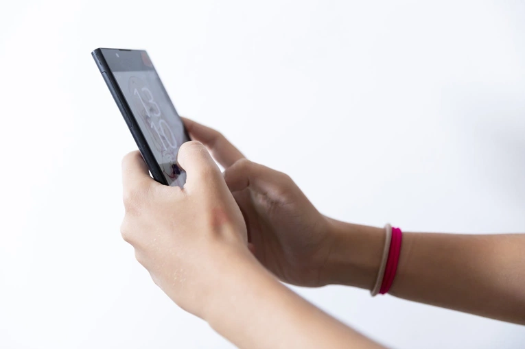 Biegła sądowa: sprawcy przemocy wysyłają do dzieci po 30-50 wiadomości dziennie