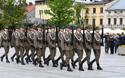 Nowy Targ. Święto Straży Granicznej z defiladą, odznaczeniami i musztrą
