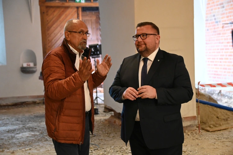 Wnętrze remontowanej katedry opolskiej