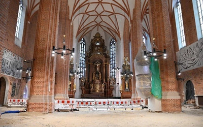 Wnętrze remontowanej katedry opolskiej