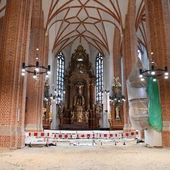 Wnętrze remontowanej katedry opolskiej
