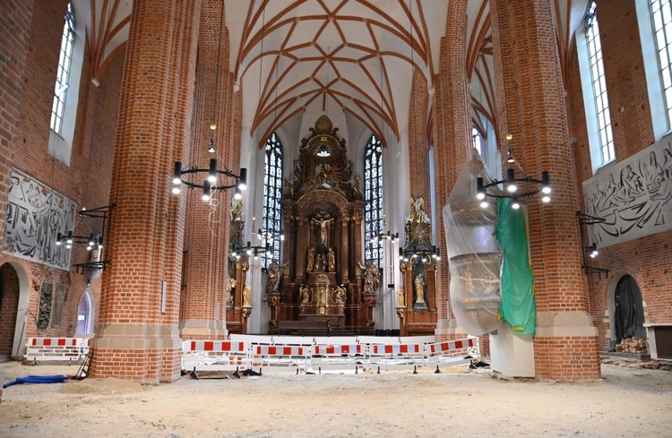 Wnętrze remontowanej katedry opolskiej
