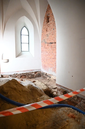 Wnętrze remontowanej katedry opolskiej