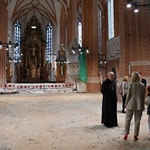 Wnętrze remontowanej katedry opolskiej