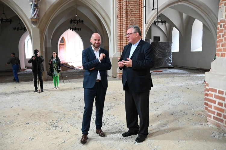 Wnętrze remontowanej katedry opolskiej