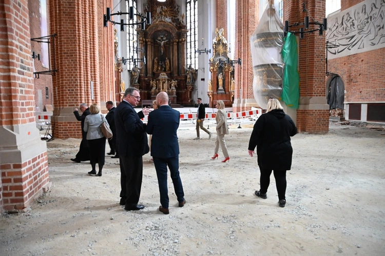 Wnętrze remontowanej katedry opolskiej