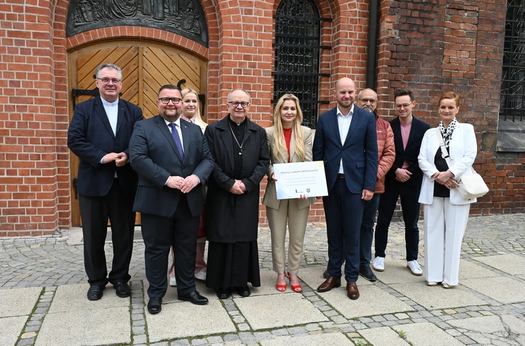 Wnętrze remontowanej katedry opolskiej