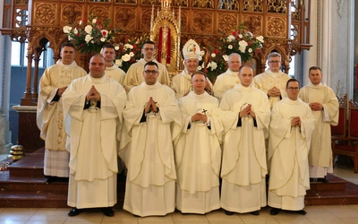 Neoprezbiterzy z bp. Markiem Solarczykiem i zarządem WSD.