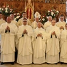 Neoprezbiterzy z bp. Markiem Solarczykiem i zarządem WSD.