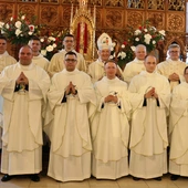 Neoprezbiterzy z bp. Markiem Solarczykiem i zarządem WSD.