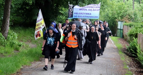 Ta piesza pielgrzymka rośnie z roku na rok. Zaczęło się od 5 osób. Teraz szło 80