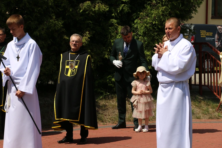 Nowy Dwór Mazowiecki. Poświęcenie witraża i wprowadzenie relikwii błogosławionej rodziny Ulmów