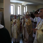 Nowy Dwór Mazowiecki. Poświęcenie witraża i wprowadzenie relikwii błogosławionej rodziny Ulmów
