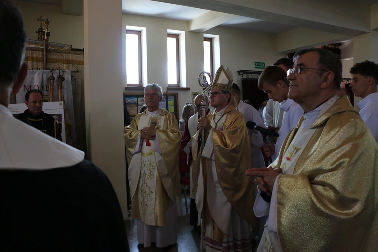 Nowy Dwór Mazowiecki. Poświęcenie witraża i wprowadzenie relikwii błogosławionej rodziny Ulmów