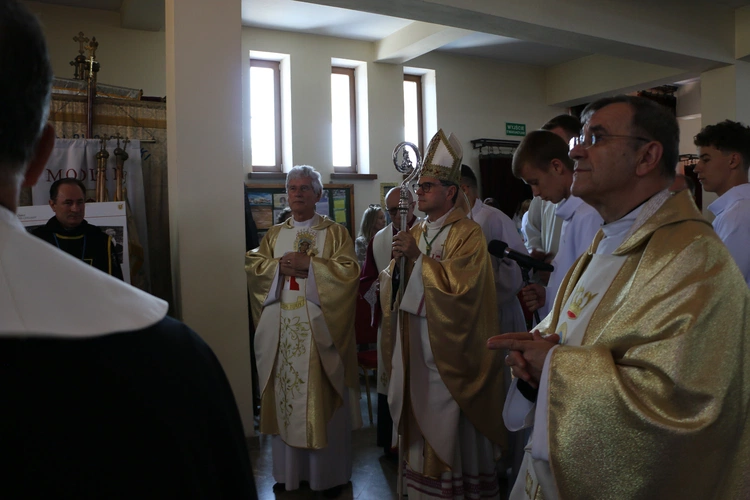 Nowy Dwór Mazowiecki. Poświęcenie witraża i wprowadzenie relikwii błogosławionej rodziny Ulmów
