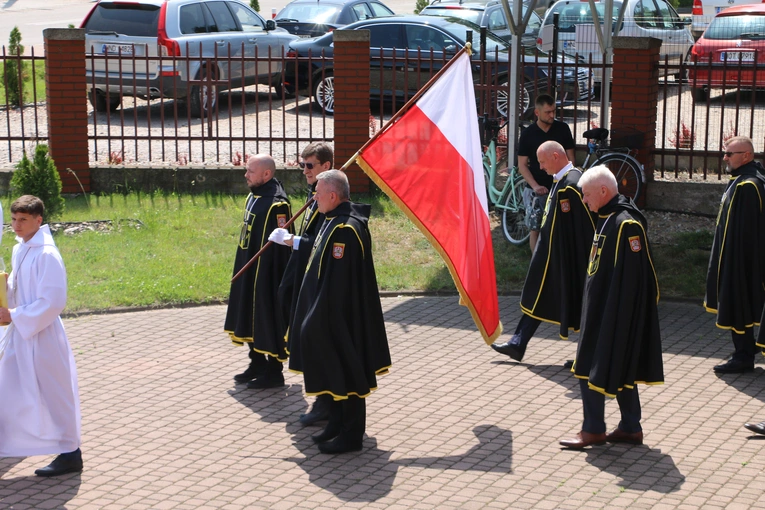 Nowy Dwór Mazowiecki. Poświęcenie witraża i wprowadzenie relikwii błogosławionej rodziny Ulmów