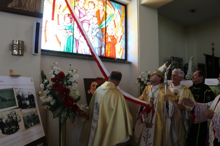 Nowy Dwór Mazowiecki. Poświęcenie witraża i wprowadzenie relikwii błogosławionej rodziny Ulmów