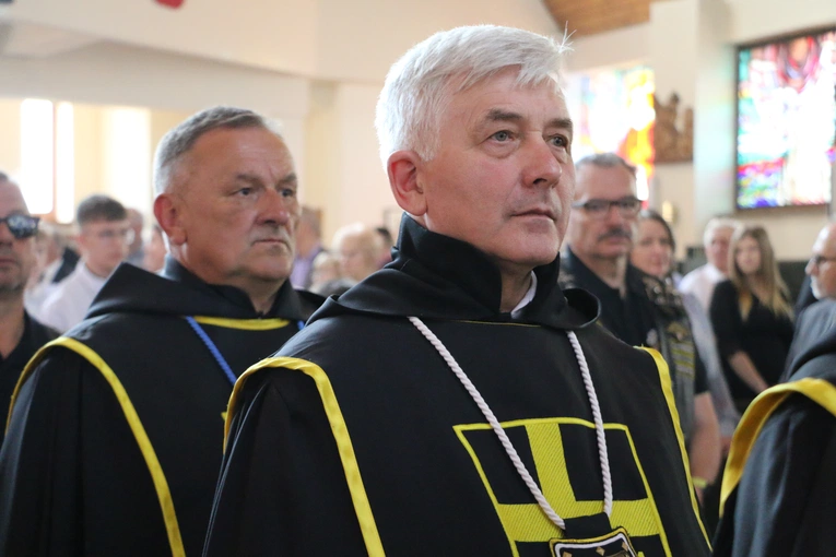 Nowy Dwór Mazowiecki. Poświęcenie witraża i wprowadzenie relikwii błogosławionej rodziny Ulmów