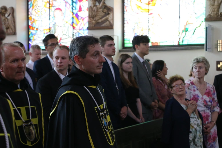 Nowy Dwór Mazowiecki. Poświęcenie witraża i wprowadzenie relikwii błogosławionej rodziny Ulmów