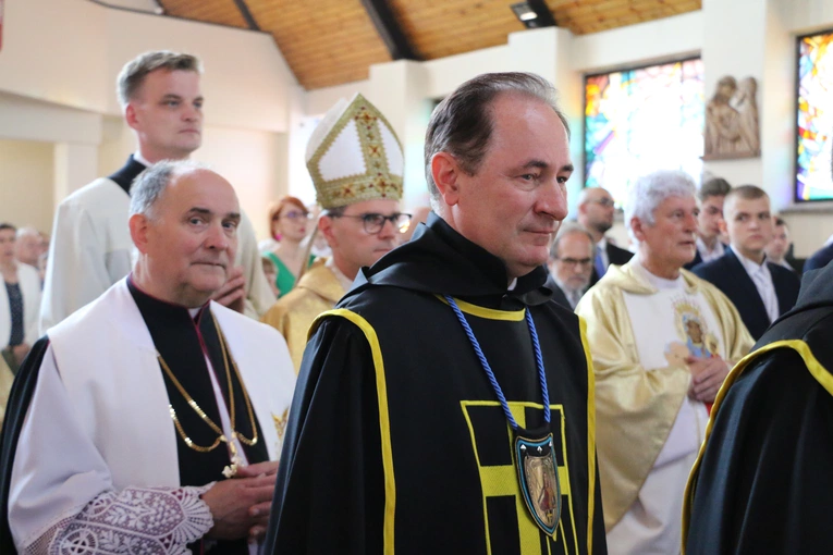 Nowy Dwór Mazowiecki. Poświęcenie witraża i wprowadzenie relikwii błogosławionej rodziny Ulmów