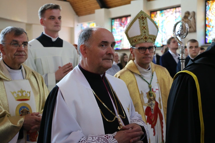 Nowy Dwór Mazowiecki. Poświęcenie witraża i wprowadzenie relikwii błogosławionej rodziny Ulmów
