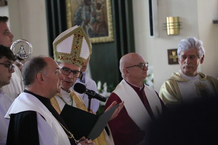 Nowy Dwór Mazowiecki. Poświęcenie witraża i wprowadzenie relikwii błogosławionej rodziny Ulmów