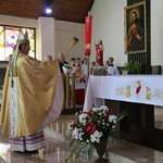 Nowy Dwór Mazowiecki. Poświęcenie witraża i wprowadzenie relikwii błogosławionej rodziny Ulmów