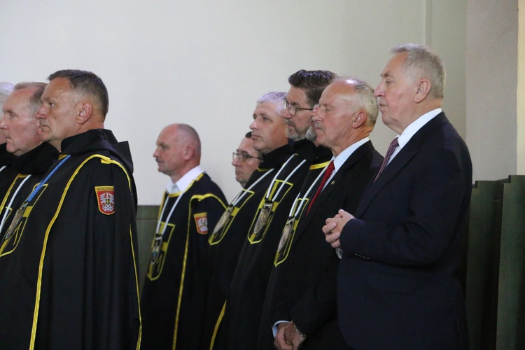Nowy Dwór Mazowiecki. Poświęcenie witraża i wprowadzenie relikwii błogosławionej rodziny Ulmów