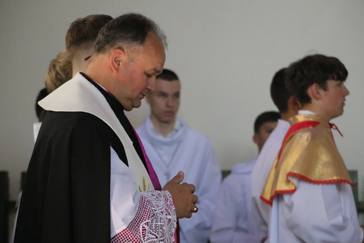 Nowy Dwór Mazowiecki. Poświęcenie witraża i wprowadzenie relikwii błogosławionej rodziny Ulmów